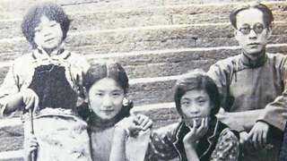 1965年,陆小曼病逝,翁瑞午长女见四下无人,迅速解开了她的衣扣