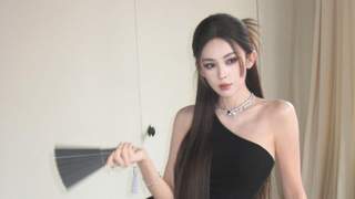 娜扎穿黑色斜肩裙秀曼妙身姿 化烟熏妆秒变性感妩媚美人