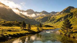 登山徒步小队登顶观赏云海美景,下山后河滩玩水撸串欢乐不停歇