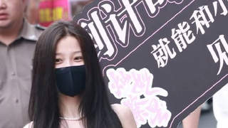 虞书欣怀抱蚌精玩偶上班 笑容甜美可爱俏皮