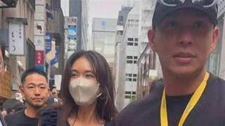 小S送蔡康永花篮玩梗“别得意”，林志玲戴回口罩：她在日本混得没那么好？