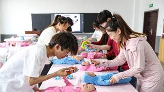 职校幼教专业取消，老师改教无人机和大数据