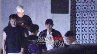 邓超深夜火锅局畅聊至凌晨 饭后拥抱好友不舍道别