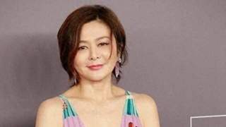 63岁关之琳深V裙短发惊艳亮相，岁月不败美人再创颜值新高度