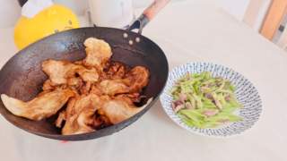 孩子突然想吃地锅鸡我却只炒了芹菜
