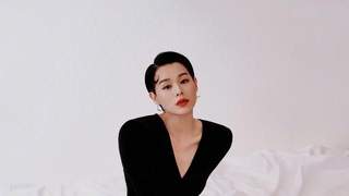47岁胡杏儿黑丝红底鞋写真热传 三孩妈妈状态引网友热议