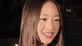 15岁NeiNei单独现身电影首映 蓝裙亮相状态佳