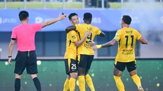 中超青岛德比青岛西海岸2-0胜青岛海牛 李苏达染红彭欣力破门