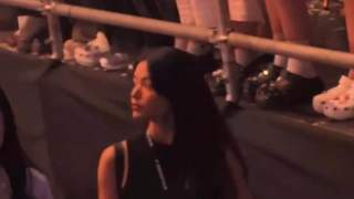 吴建豪妻子荒卷绘美现身F4演唱会 专注观演清丽气质引关注