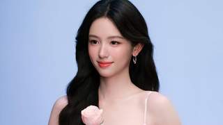 周也释出美妆写真 穿粉色缎面吊带裙手捧浅粉玫瑰