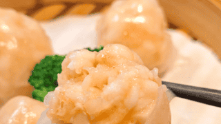 水晶虾饺凭啥成老广点心顶流？这手手艺藏在褶子里