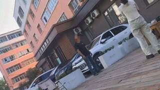 重庆游客伊犁车内过夜 离店被收150元“车上住宿费”遭投诉