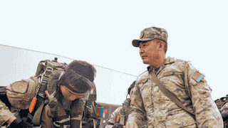 三伏伞训现场：千米高空的安全哨兵刘杰全程值守护跳伞