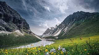 6月伊犁想找会唱歌跳舞的导游？本地人告诉你篝火晚会这样玩才够味