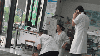 3分26秒,南京59岁医生跪地救回不足两岁窒息幼儿,当事人:目前孩子无大碍