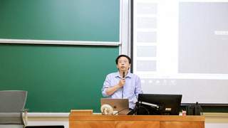 复旦大学这场“人考AI”的竞赛，谁赢了？
