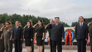 金正恩携妻女接连亮相朝鲜两大纪念活动 女儿首公开参与此类悼念仪式