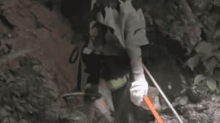 央视披露贵州南江大峡谷10岁孩童玩飞拉达遇险 景区称项目正常营业无年龄限制