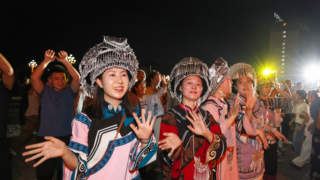 8月6日多地上演火把节狂欢 各族群众游客围篝火载歌载舞