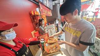 北京老字号天福号推跨界新品 酱肉搭配披萨玩出新招