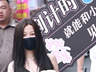虞书欣怀抱蚌精玩偶上班 笑容甜美可爱俏皮