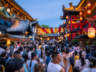 “莫离无忧沉浸游”太好玩了！象山影视城夜游首日爆火，景区内人山人海