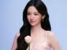 周也释出美妆写真 穿粉色缎面吊带裙手捧浅粉玫瑰
