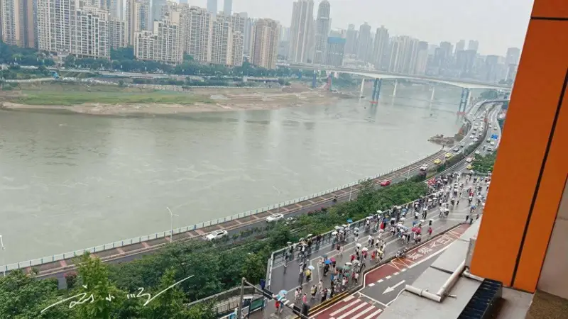 重庆李子坝轻轨站成网红 本地人不解游客追捧