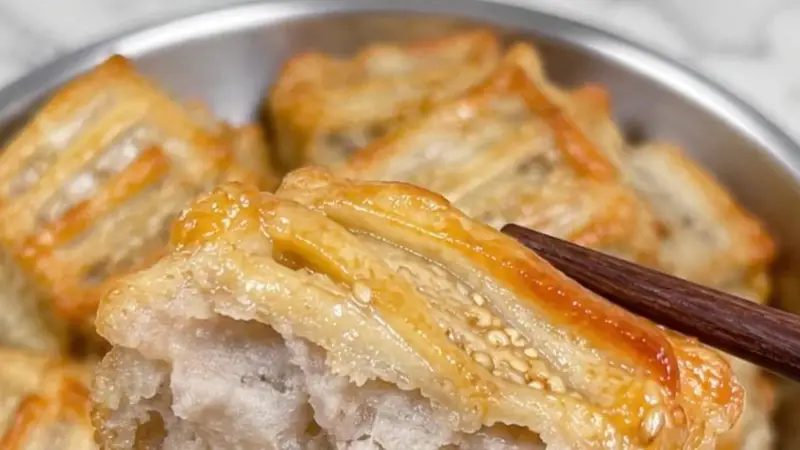 这块空气炸锅芋头饼,外酥里糯,咬一口香到转圈圈!
