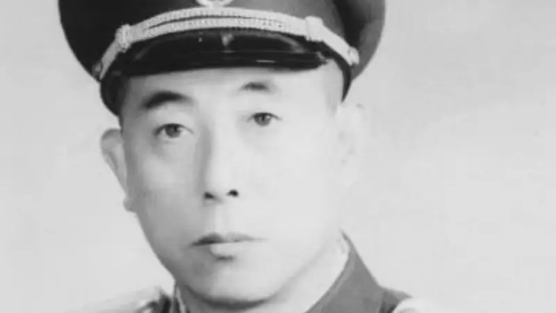 金日成访华,一少将突然搂住他的脖子,周恩来怒批:他已不是营长