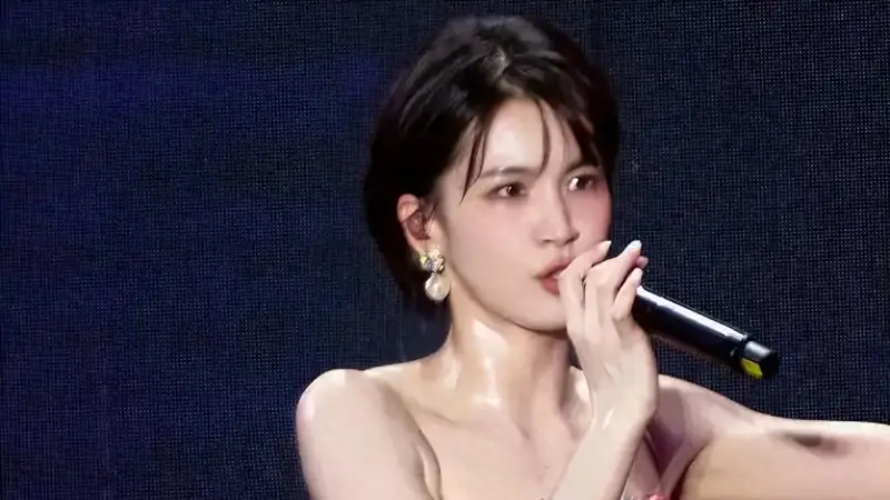 41岁女星广州演出热成水光肌,穿吊带裙全身湿透:流了一公斤的汗