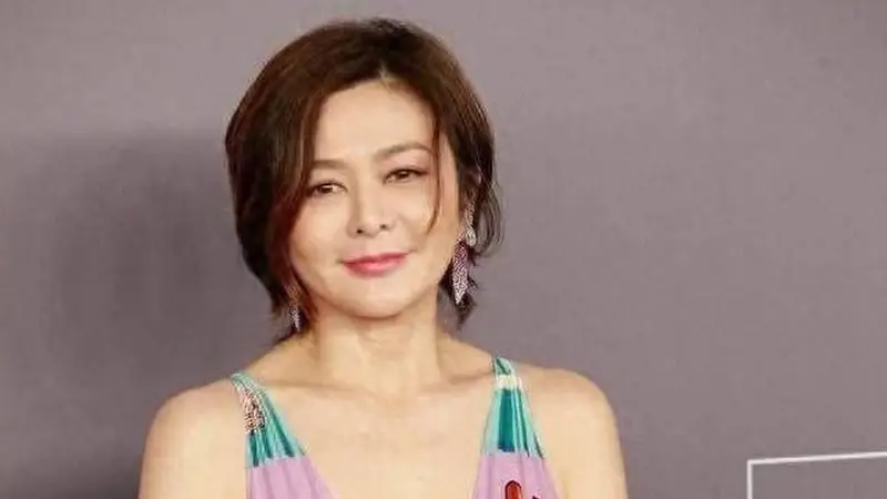 63岁关之琳深V裙短发惊艳亮相,岁月不败美人再创颜值新高度