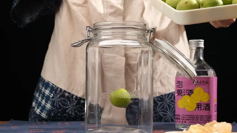 时间赋予的自酿青梅酒:口感从酸涩到顺滑的奇妙转变