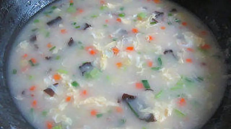 伏天家常美食教程 手把手教做肉丝木耳面疙瘩汤