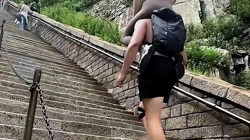 泰山陪爬乱象频出 牵手公主抱竟额外收费行业失范引争议