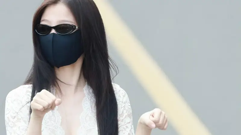 虞书欣近日上班路透释出 穿白色蕾丝深V上衣搭牛仔裤辣妹风抢眼