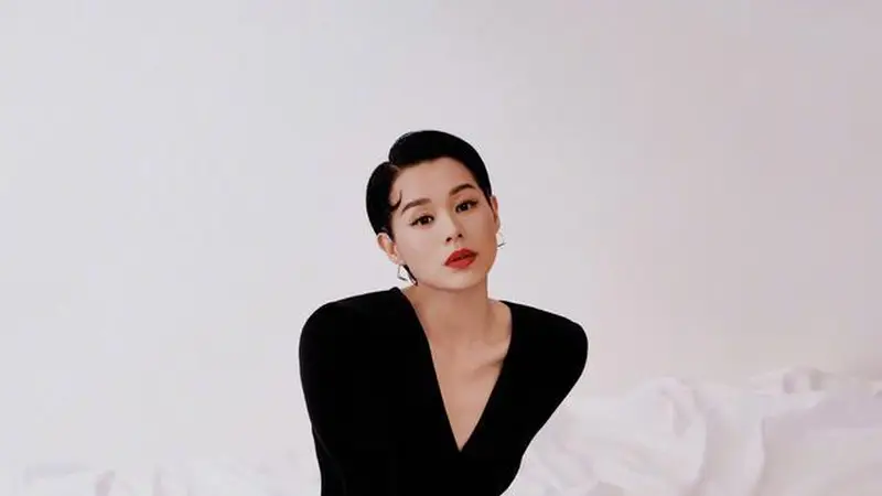 47岁胡杏儿黑丝红底鞋写真热传 三孩妈妈状态引网友热议