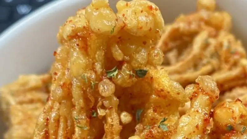 干炸金针菇酥脆教程:外酥里嫩 附调面糊油炸火候要点