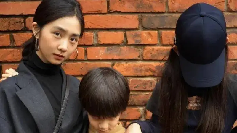 黄多多晒姐弟三人合影 12岁妹妹抢镜星味十足