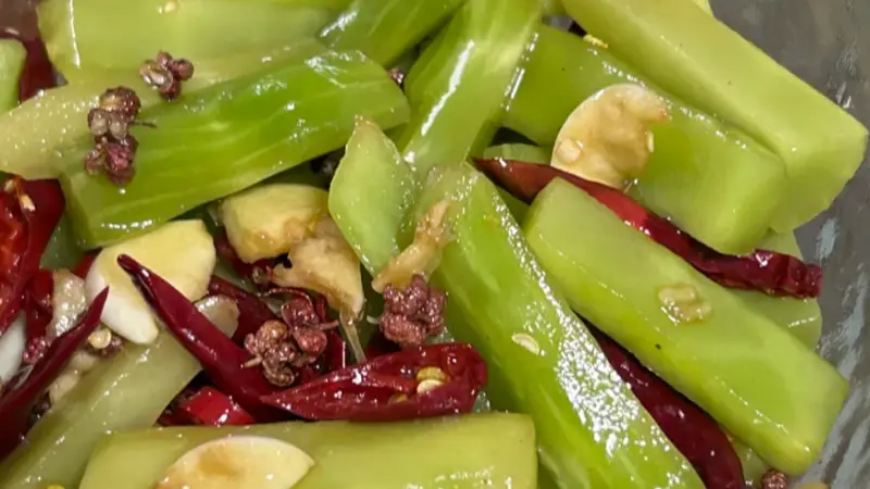 南昌早餐标配腌莴笋 脆韧清爽解腻 唤醒清晨味蕾