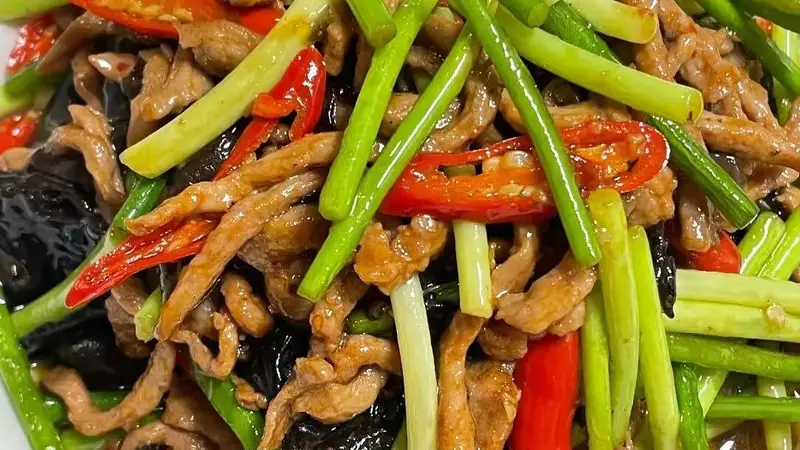 蒜苔木耳炒肉丝家常快炒出锅 脆嫩爽滑超下饭