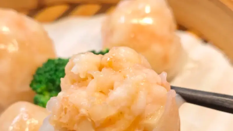 水晶虾饺凭啥成老广点心顶流?这手手艺藏在褶子里