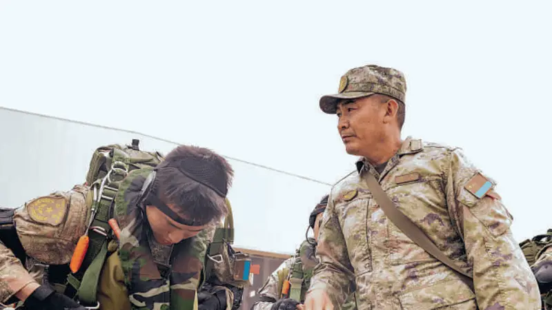 三伏伞训现场:千米高空的安全哨兵刘杰全程值守护跳伞