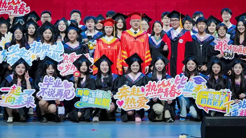 琼台师范学院以穿越百年的“最后一课”送别3110名毕业生