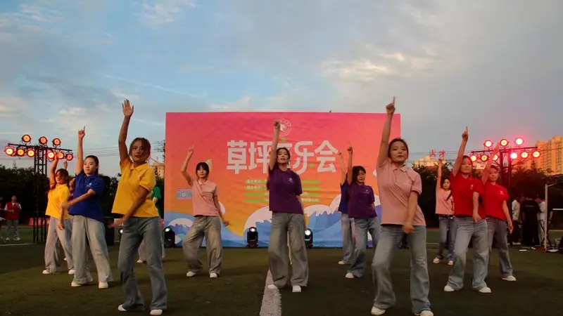 枣庄职业学院时光集市暨草坪音乐会圆满落幕