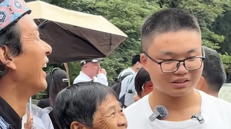 湘乡少年携奶奶圆梦张家界，治愈系导游阿见暖心相伴：一定要走出去，心境和格局才会大