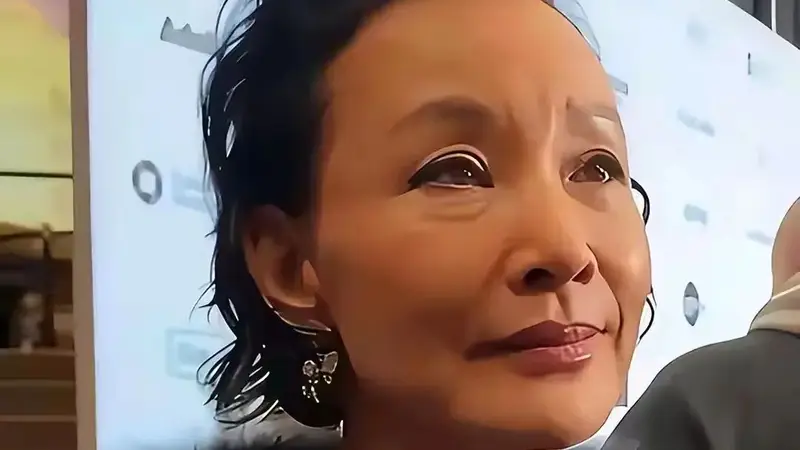 65岁陈冲回上海独居养老,撕开中老年体面生活,原来还能这么活