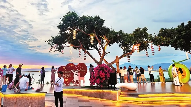 三亚：夏日文旅热度攀升 景区美景引客来