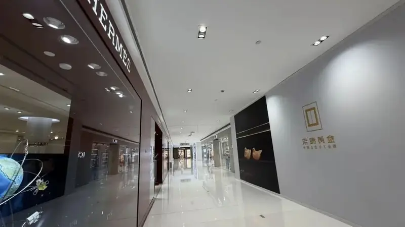 金价暴跌65%,老铺黄金排队盛况终结,“东方硬奢梦”还能撑多久?
