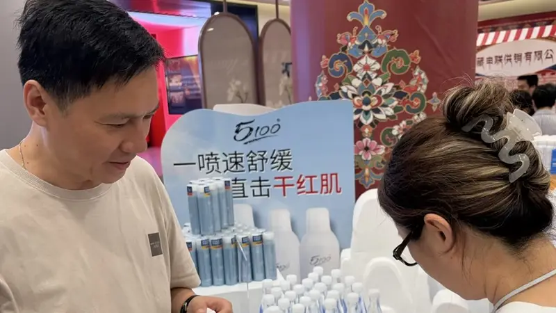 雪域风情入沪:西藏特色商品在徐汇巾帼园“快闪”受热捧